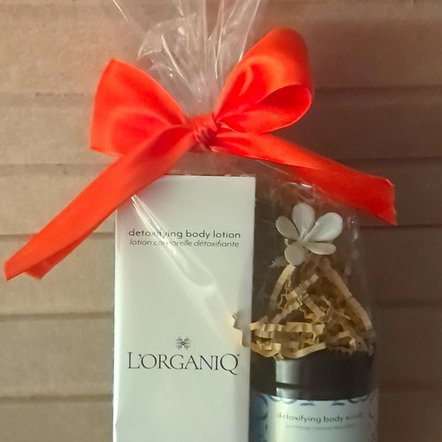 Gift wrapped organiq - 🎄gift,